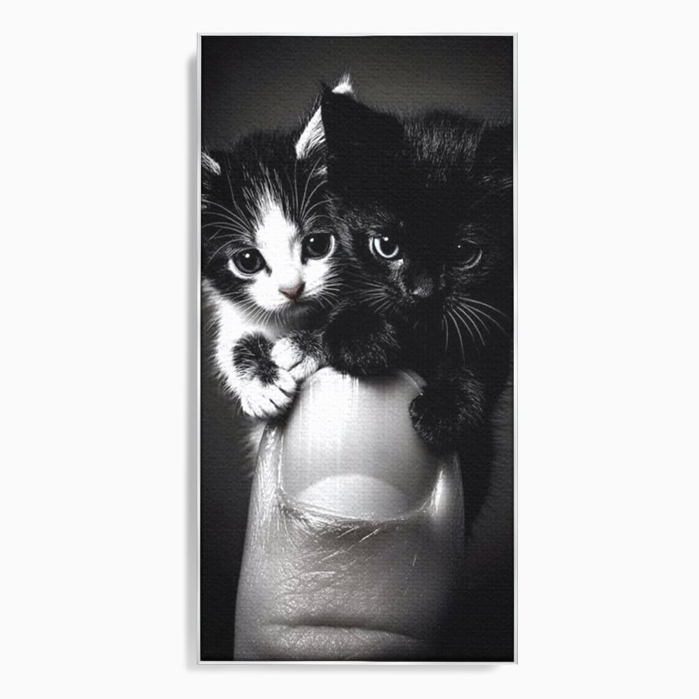 Tablou canvas cu tablou canvas cu doi pisoi mici agatati de un deget, in rama de aluminiu argintiu